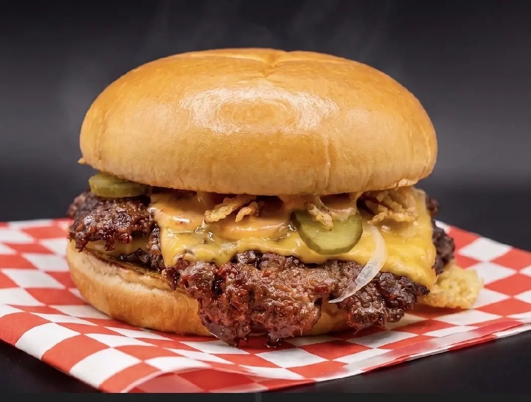 Smash burger cu cheddar topit și ceapă crispy