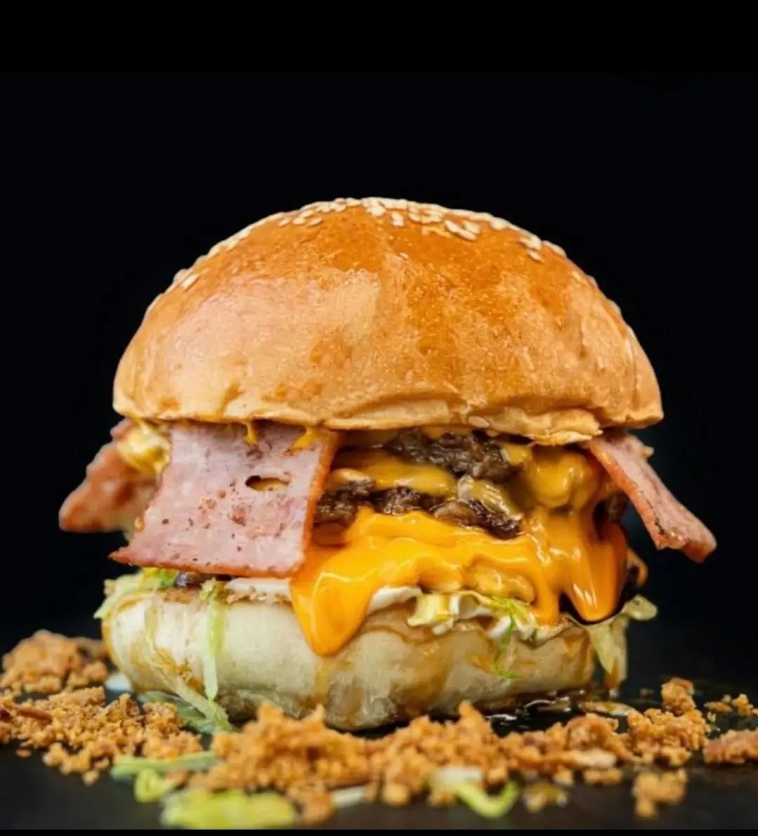Burger cu bacon și cheddar curgător